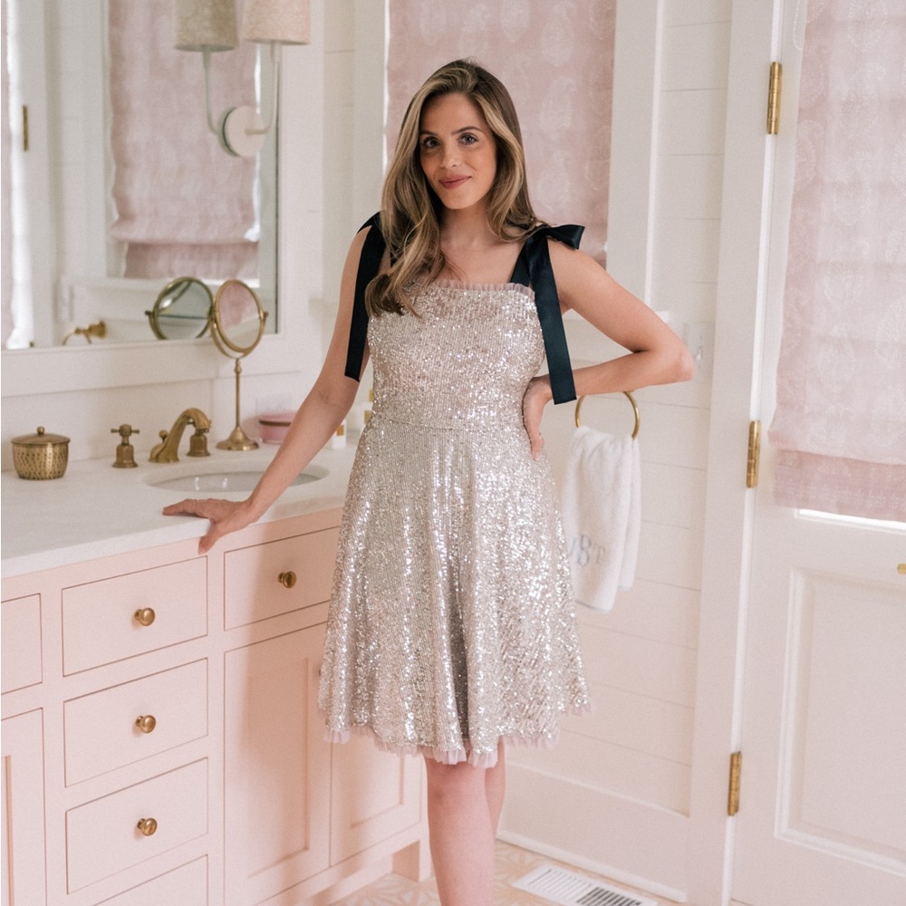 NWT Gal Meets Glam Diana Sequin Dress